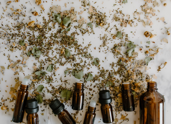 الأنواع المختلفة لمكونات العطور وكيفية استخلاصها من النباتات