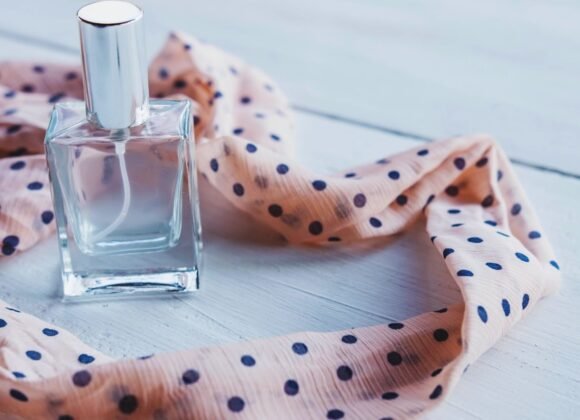 ثلاثة مكونات عطرية تجعل العطر يدوم طويلاً على وشاحك