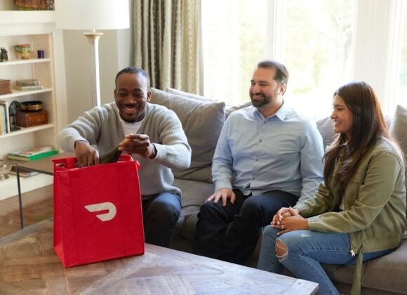 عطر الفرمون وحل مشكلة الفتور الجنسي three people sitting on a couch with a red bag