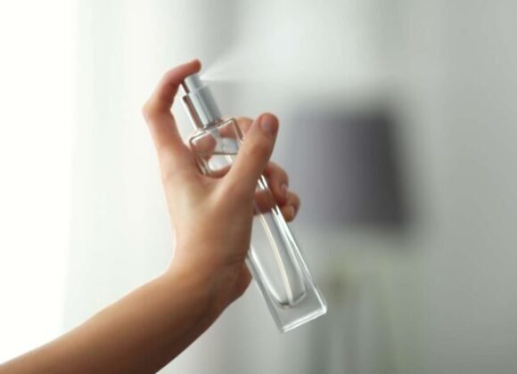 "كيفية صنع رذاذ غرفة بزيوت عطرية" 7.How-to-Make-Essential-Oil-Room-Spray-830x467